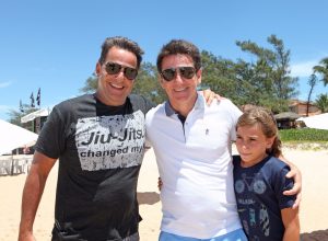 Prefeito de Búzios, André Granado, se encontra com o desembargador Luiz Zveiter no campeonato de surf na Praia de Geribá. Foto: Ronald Pantoja