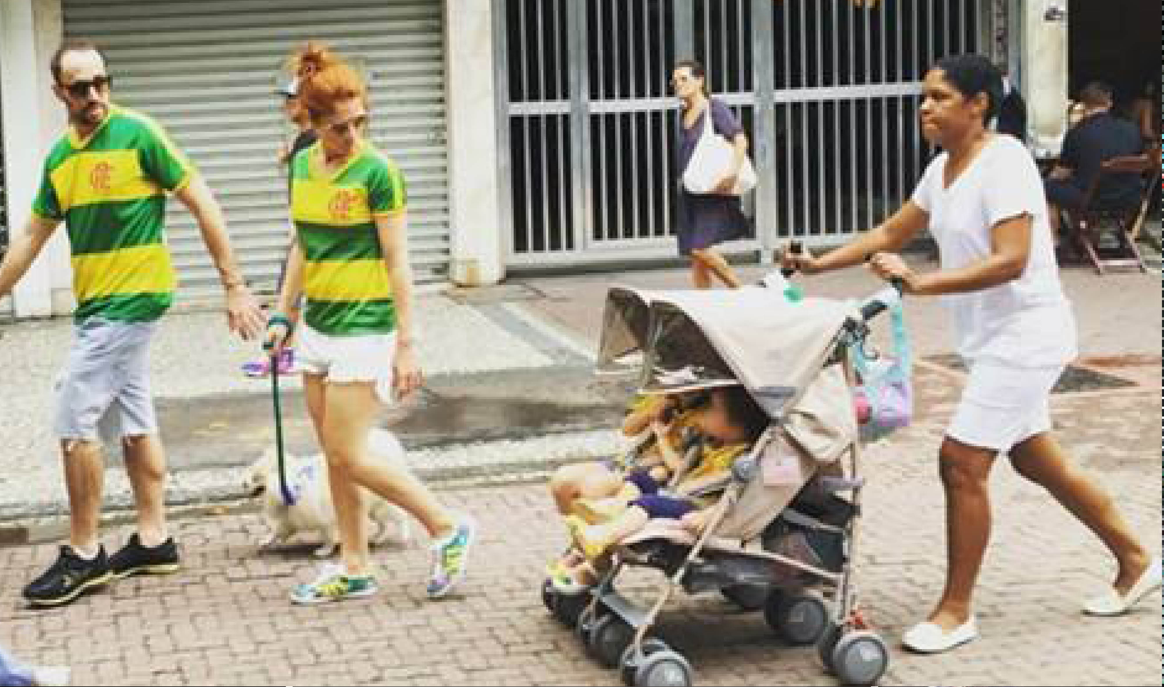 Há muitas imagens das manifestações de hoje rolando pelas redes. Mas essa foto feita há pouco por João Valadares, em Copacabana, Rio de Janeiro, é um retrato de um tipo de Brasil que luta pra manter-se intocável.
