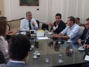 O prefeito de Campos usa a palavra na reunião com o secretário da Casa Civil 