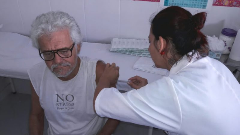 Gilberto Gonçalves Ferreira,de 64, garantiu a imunização no Posto de Saúde do Itajurú.
