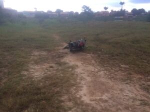 Moto depenada  na beira da Lagoa de Geribá