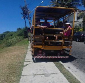 Recebemos essa imagem do leitor. Irregularidade em João Fernandes, com veículo turístico estacionado em local proibido. Foto: Reprodução/Divulgação
