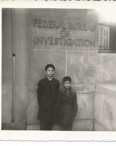Mark, à esquerda, e seu irmão Robert, agora professor de sociologia emérito, numa fila de identificação policial em Washington, 1953