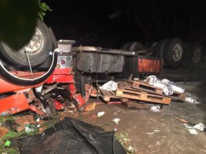 Caminhoneiro morre preso nas ferragens em acidente em Saquarema