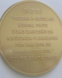 As costas da medalha Sobral Pinto recebida por Eduardo Almeida 