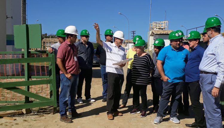 Foto 01 - Cidinha Campos e André Granado visitam obra da ETE Búzios - Ascom Prolagos