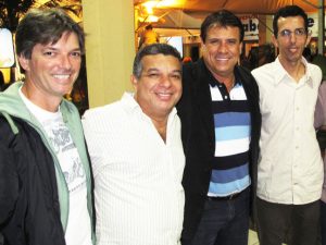 Presentes à inauguração da Jovem TV em Cabo Frio, em 2009, o então chefe de Gabinete de Mirinho Braga, Carlinhos Gonçalves, o então secretário de Finanças Jânio Mendes, ao lado do diretor geral da TV, Fernando Lebre e do prefeito de Cabo Frio Marquinhos Mendes.