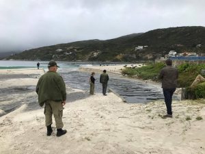 O despejo de esgoto, recorrente em dias de chuva forte, acontece no canto direito da praia, de acordo com o município