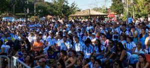 Na foto Argentinos concentrados na Praça Santos Dumont, em Búzios, durante jogo da sua seleção na Copa do Mundo de 2014 que aconteceu no Brasil 