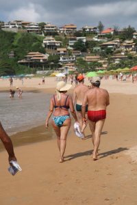 Mesmo com vento os visitantes aproveitaram as praias da cidade (Foto Tadeu Mouzer) 