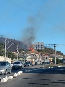 Fogo no Morro do Telegrafo visto pelo outro lado (diferente do vídeo), muito próximo da comunidade do jacaré 