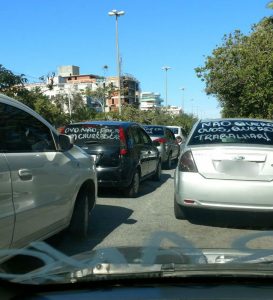 Carros saindo de Cabo Frio em direção a Búzios (Fotos Divulgação)