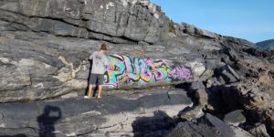 Turistas finlandeses pegos pixando pedras da Praia Brava em  Cabo Frio