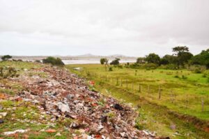 Por recomendação do MP Prefeitura de Búzios cessa descarte de resíduos na Baia Formosa