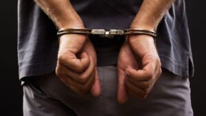 PM prende flanelinha por suspeita de extorsão em Cabo Frio