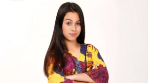 Jovem atriz Manu Fernandes descansa em Búzios
