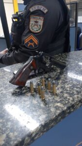 Homem é preso por porte ilegal de arma de fogo em bairro de Búzios