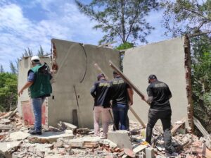 Prefeitura de Cabo Frio retira construções irregulares de Dunas