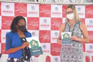 Moradores de Maricá recebem títulos de programa habitacional