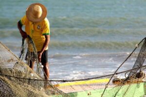 Pescadores de Cabo Frio cobram pagamento do Seguro Defeso