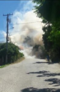 Em Arraial do Cabo, fogo se espalha por vegetação