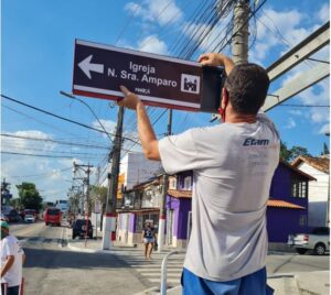 Novas placas de sinalização turísticas são instaladas em Maricá