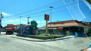 Procon encontra alimentos vencidos e outras irregularidades no Mc Donald´s de São Pedro