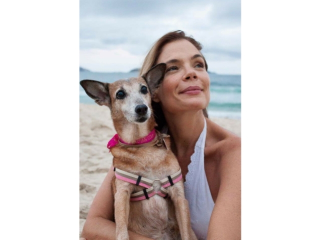 A atriz, Alexia Dechamps, junto a cadelinha de estimação, Pituxa. Imagem: Reprodução | Revista Quem Globo