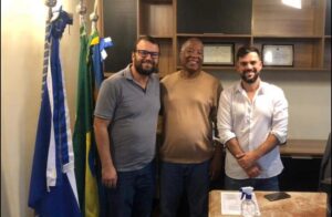 Vereador Rodolfo Machado à esquerda, secretário de Cultura de Cabo Frio, Clarêncio Rodrigues, centralizado, e presidente da Câmara Municipal de Cabo Frio, Miguel Alencar, à direita.