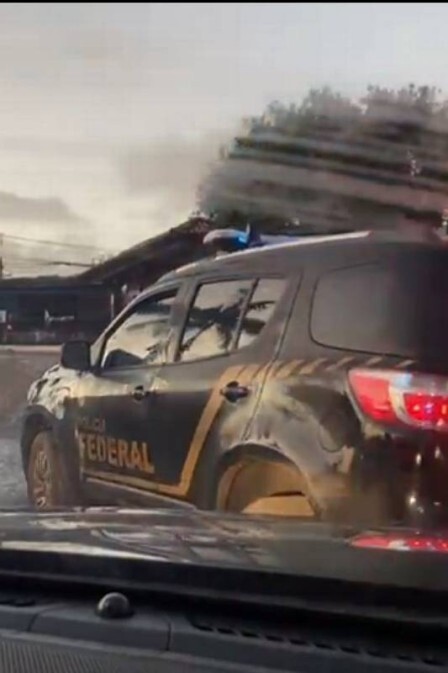 Fotografia dos carros da Polícia Federal na operação contra o tráfico de mulheres em Búzios – divulgação