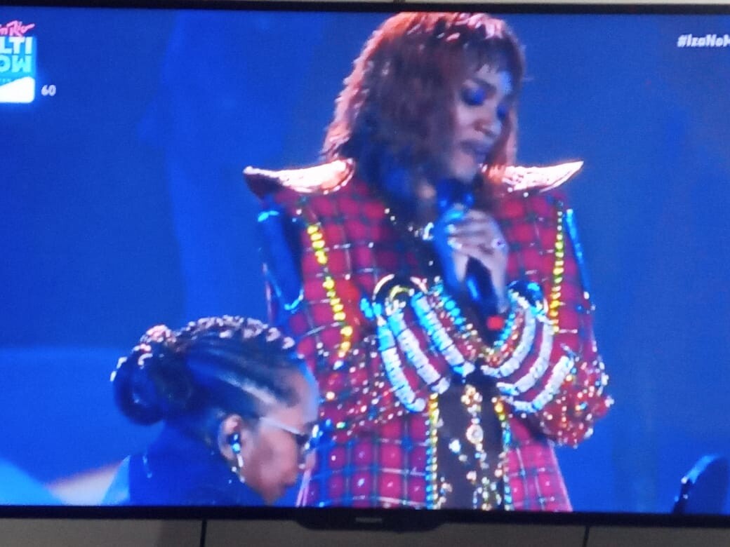 Mãe de Iza tocando piano em canção de Bob Marley no Rock In Rio