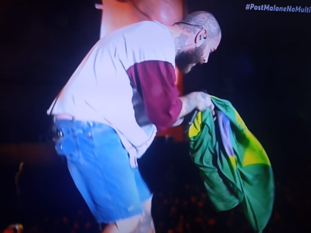 Post Malone com bandeira do Brasil no Rock In Rio