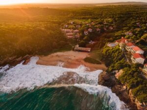 Praia das Caravelas pode receber certificação ‘Bandeira Azul’ na próxima temporada