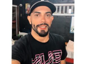 Cantor buziano recebe título importante da cidade por realizar trabalho social
