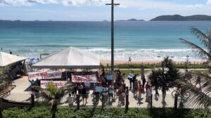 Trabalhadores protestam contra demolição dos quiosques da Praia das Conchas, em Cabo Frio