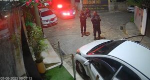 Vídeo mostra PMs acusados de assassinar ex-milicianos sendo presos em Búzios