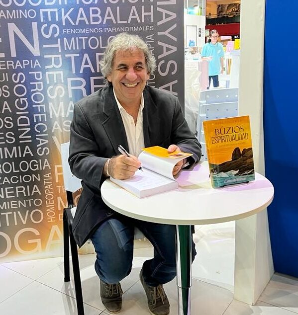 Hugo Iurcovich, Hudryk, durante a 47ª edição da Feira Internacional do Livro de Buenos Aires apresenta a versão em espanhol do livro Búzios Espiritualidade - foto Grupo Prensa de Babel