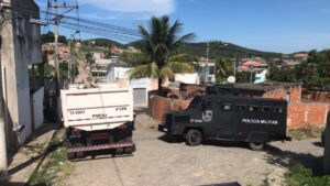 Policia Militar realiza operação de retirada de barricadas em Cabo Frio e São Pedro da Aldeia