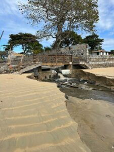 Prefeitura faz reparo em contenção após novo vazamento de esgoto na Praia de Manguinhos