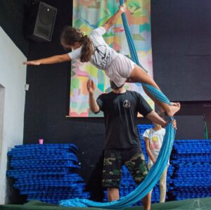 Projeto CircoLo Social abre inscrições gratuitas para aulas de circo em Búzios