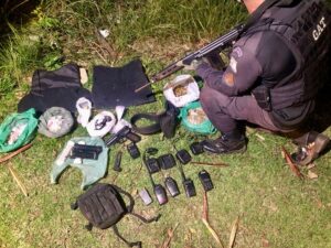 Polícia apreende drogas e arsenal de armas no bairro Cem Braças, em Búzios