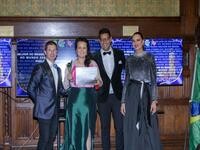 Karine Aguiar recebe prêmio de melhor cantora do BR no Mundo