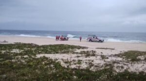 Piloto de paramotor morre após cair no mar em Maricá