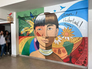 Painel Mural na Escola Nicomedes Theotônio Vieira, em Búzios, celebra a diversidade, cultura e arte