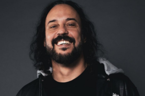Gabriel o Pensador em Búzios com desconto exclusivo da Prensa de Babel