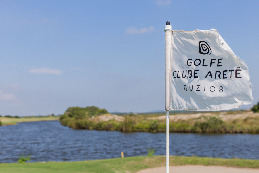 Bandeira do Aretê Búzios Golfe Clube no magnífico cenário do campo de golfe -  fotos por Mariana Ricci e Grupo Prensa de Babel
