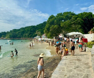 Decreto que limita ambulantes nas praias de Búzios completa um mês