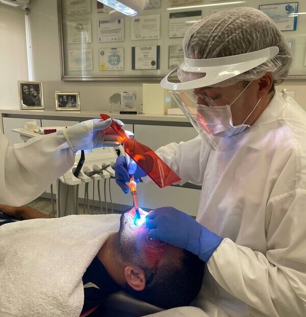Implantes dentários para idosos: cresce foco em bem-estar