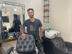 Tesoura, barba e escuta: o barbeiro que mudou a rotina masculina em Búzios