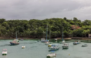Frente fria provoca queda de temperatura e ventos fortes em Búzios nesta sexta-feira (30)